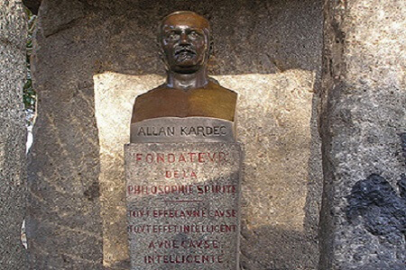 Photo of All Kardec’s tomb in Père-Lachaise Cemetery.