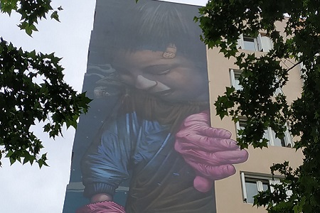 photo de la fresque de street art prise à Paris 13e de BOM-K, intitulée : Jeune Graffeuse
