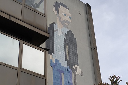 photo de la fresque de street art prise dans le 13e de Invader, intitulée : Docteur House