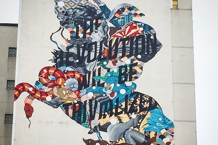 photo de la fresque de street art de Tristan Eaton, intitulée The Revolution will not be televizied