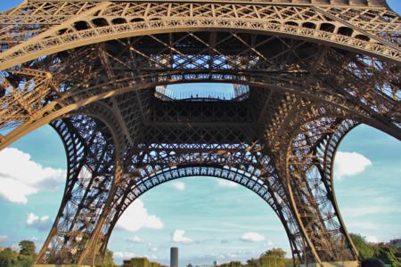 photo du dessous de la Tour Eiffel