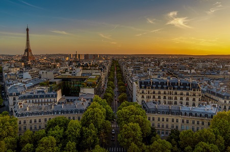 Card image sur un immeuble haussmannien