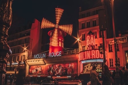 Photo moulin rouge Paris, un lieu idéal pour une soirée romantique à Paris avec du champagne
