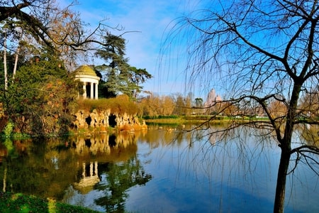 Photo du lac Daumesnil du Parc Vincennes un lieu idéal à Paris pour une balade romantique en barque