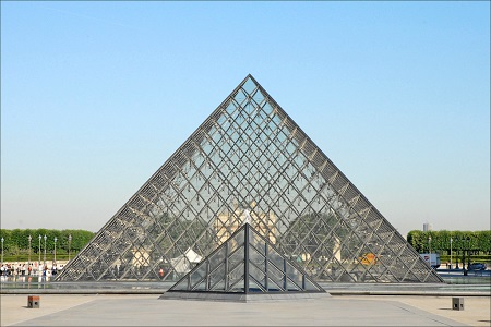 Photo de la piramide du Louvre