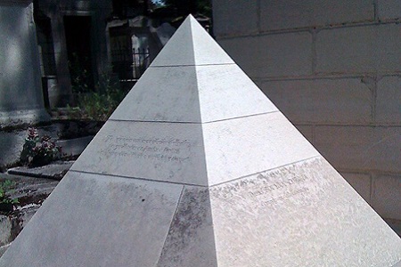 Photo de la tombe de louis sachet en forme de pyramide