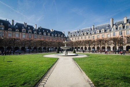 Card image cap de la place des Vosges au Marais