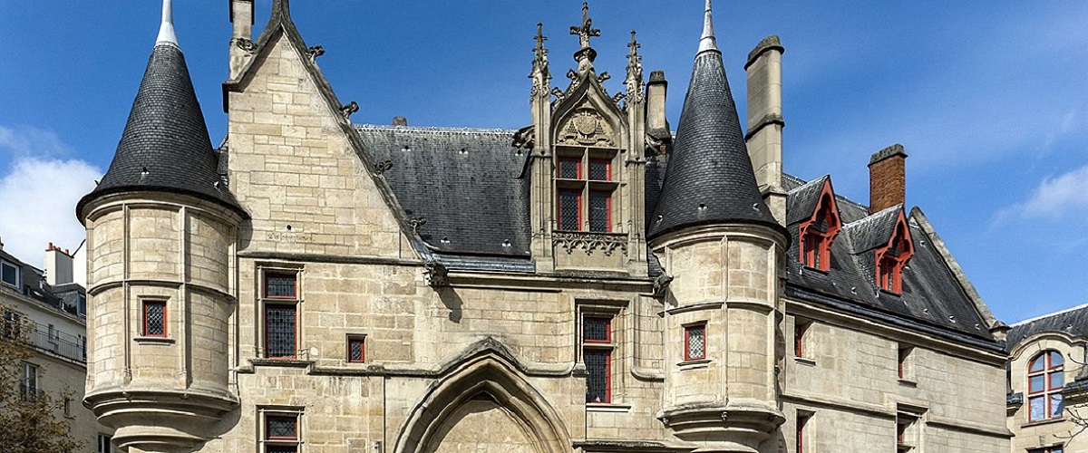 photo de la place des vosges au marais Paris