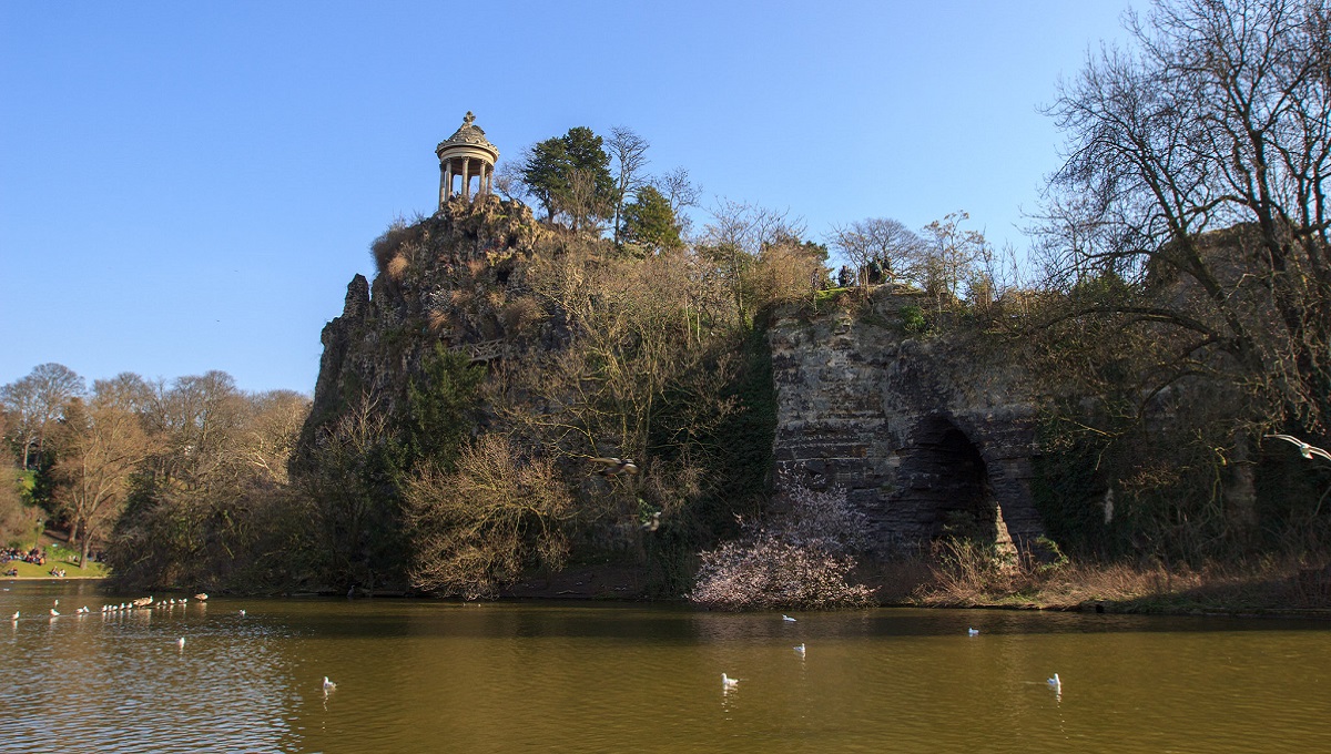 Une photo de la butte chaumont