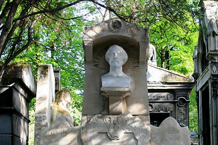 Photo of Alfred de Musset's tomb in Père-Lachaise Cemetery. 
