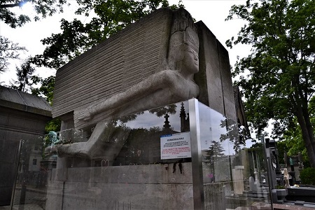 Photo of Oscar Wilde's tomb in Père-Lachaise Cemetery.