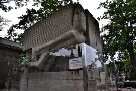 photo de la tombe d Oscar Wilde au cimetière du Père-Lachaise