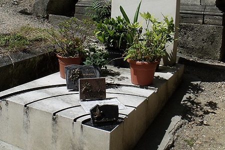 Photo of Alain Bashung’s tomb in Père-Lachaise Cemetery. 