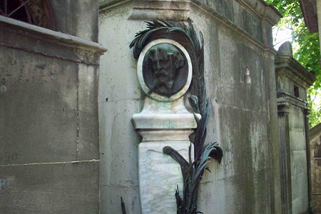 Photo of Alphonse Daudet’s tomb in Père-Lachaise Cemetery. 