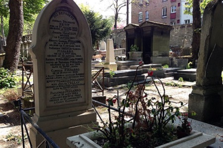 Photo of Camille Pissarro ’s tomb in Père-Lachaise Cemetery. 