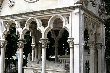 Photo of Pierre and Heloise Abelard’s tomb in Père-Lachaise Cemetery. 