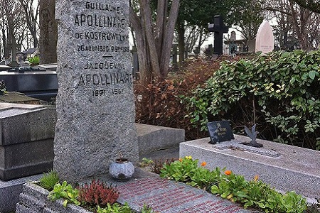 Photo of Apollinaire’s tomb in Père-Lachaise Cemetery. 