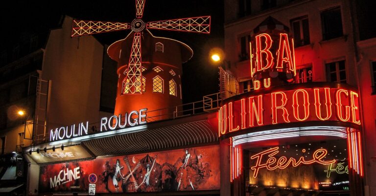 Photo du moulin rouge à Paris prise de nuit