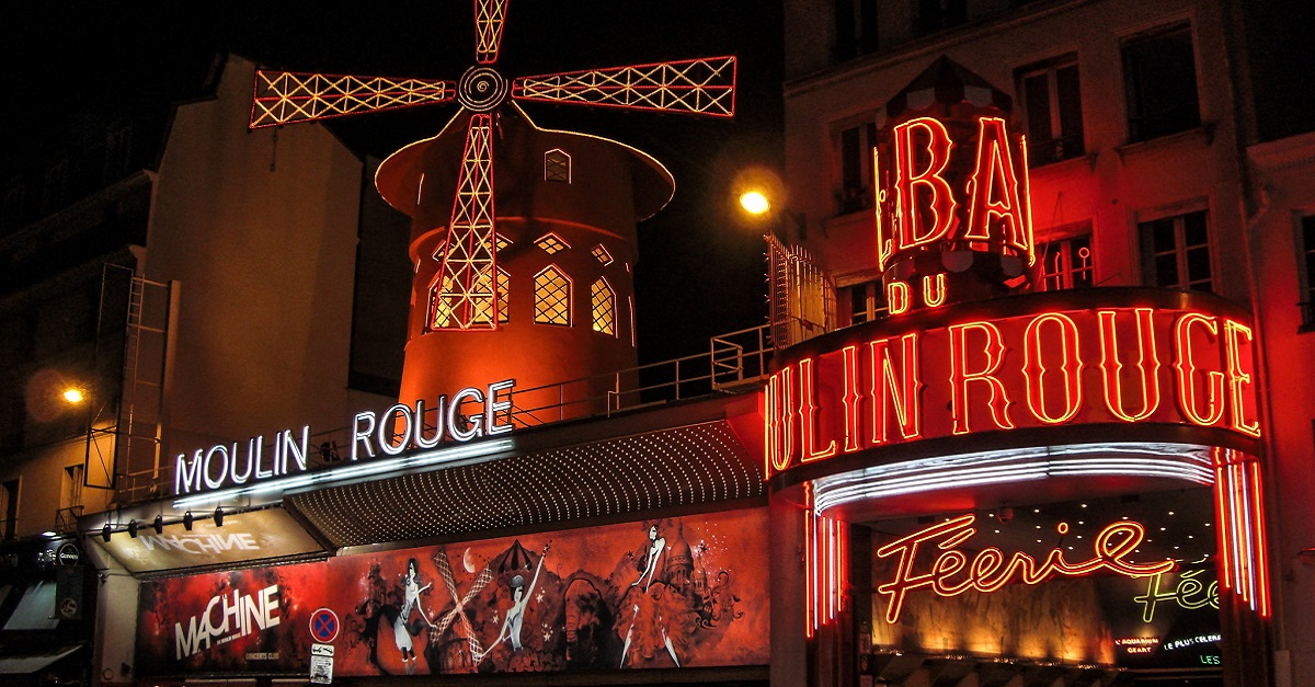 Photo du moulin rouge à Paris prise de nuit