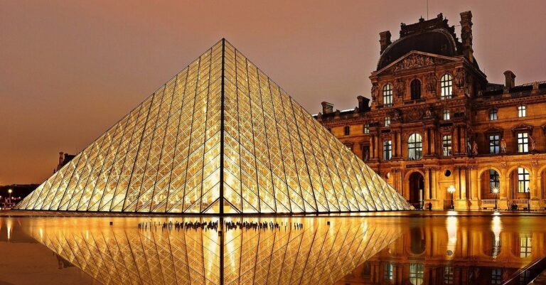 La pyramide du musée du Louvre à Paris
