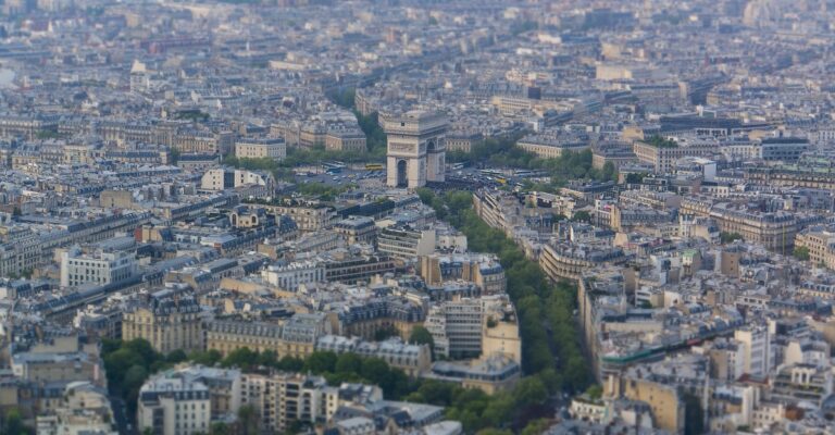 Paris vue du ciel, avec une vue sur l'arc de Triomphe