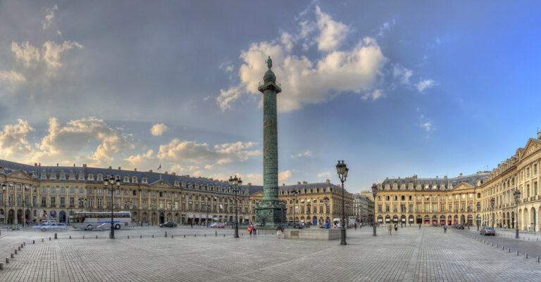 La place Vendôme à Paris avec la colonne Vendôme