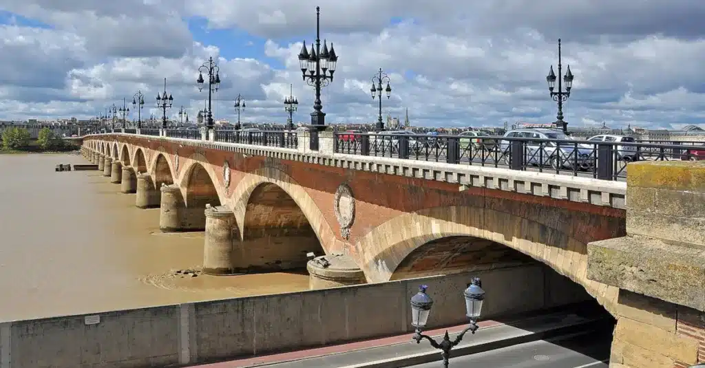 Le pont de pierre à Bordeaux