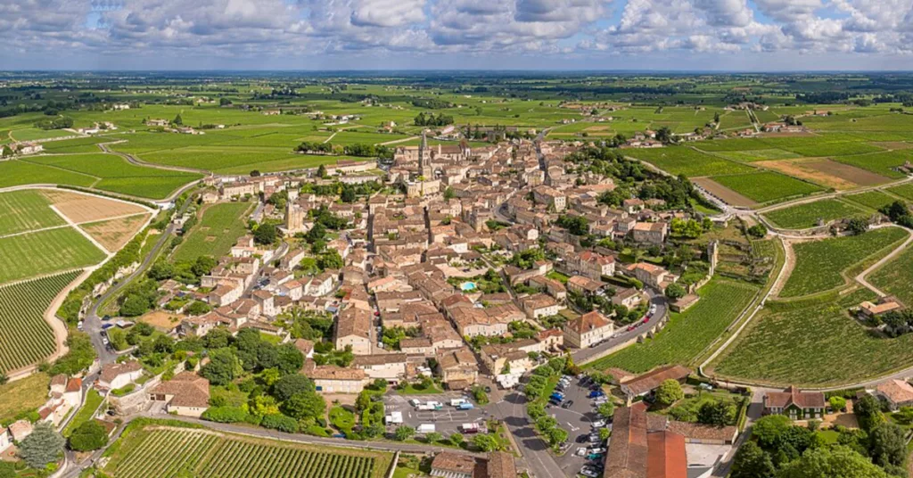 Vue du ciel de la ville de Saint-Emilion