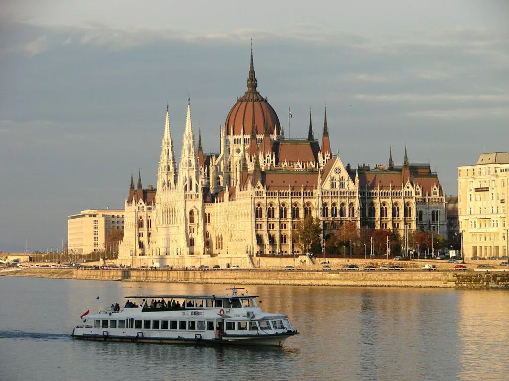 Vue d'un bateau de croisière sur le Danube