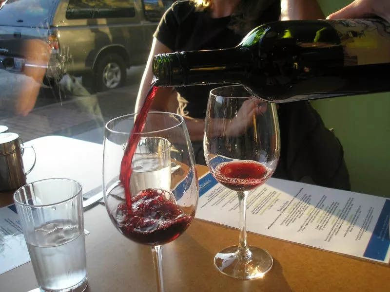 Service du vin rouge