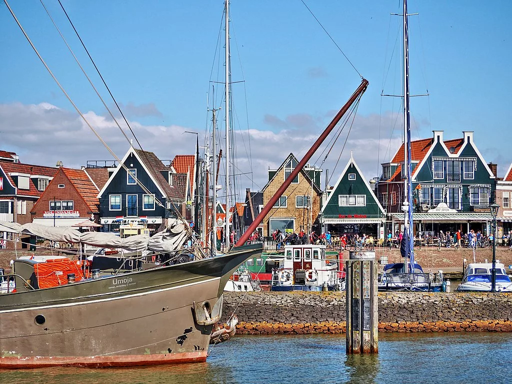 Vue sur le port de Volendam
