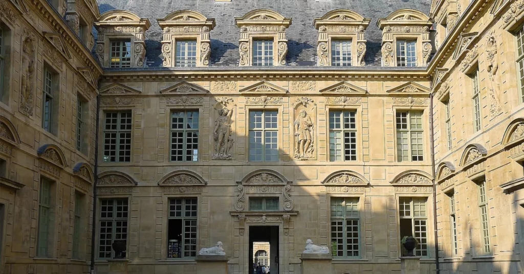 L'hôtel de Sully à Paris